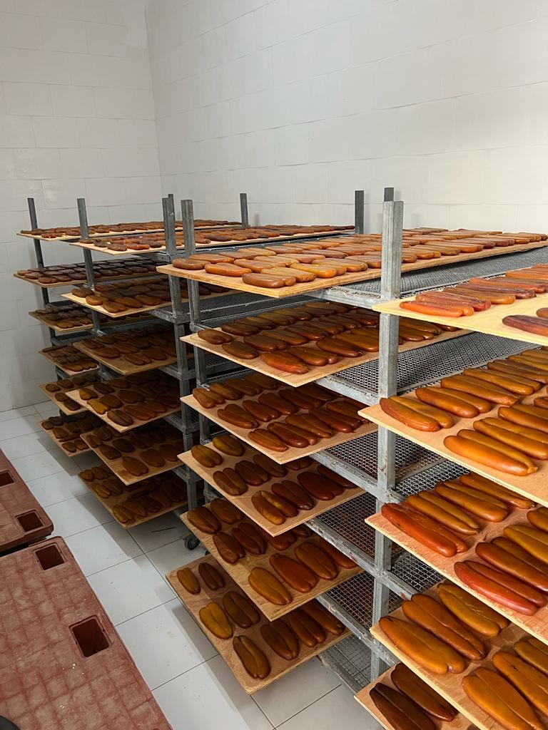 Séchage artisanal des œufs de mulet en atelier